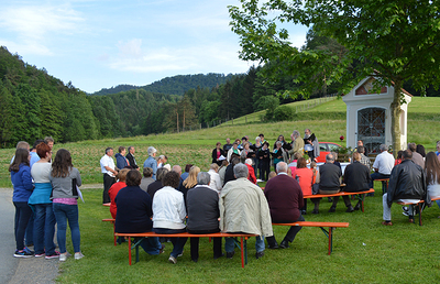 Im Mai werden in zahlreichen Pfarren Andachten bei Kapellen, Bildstöcken und Wegkreuzen gefeiert.
