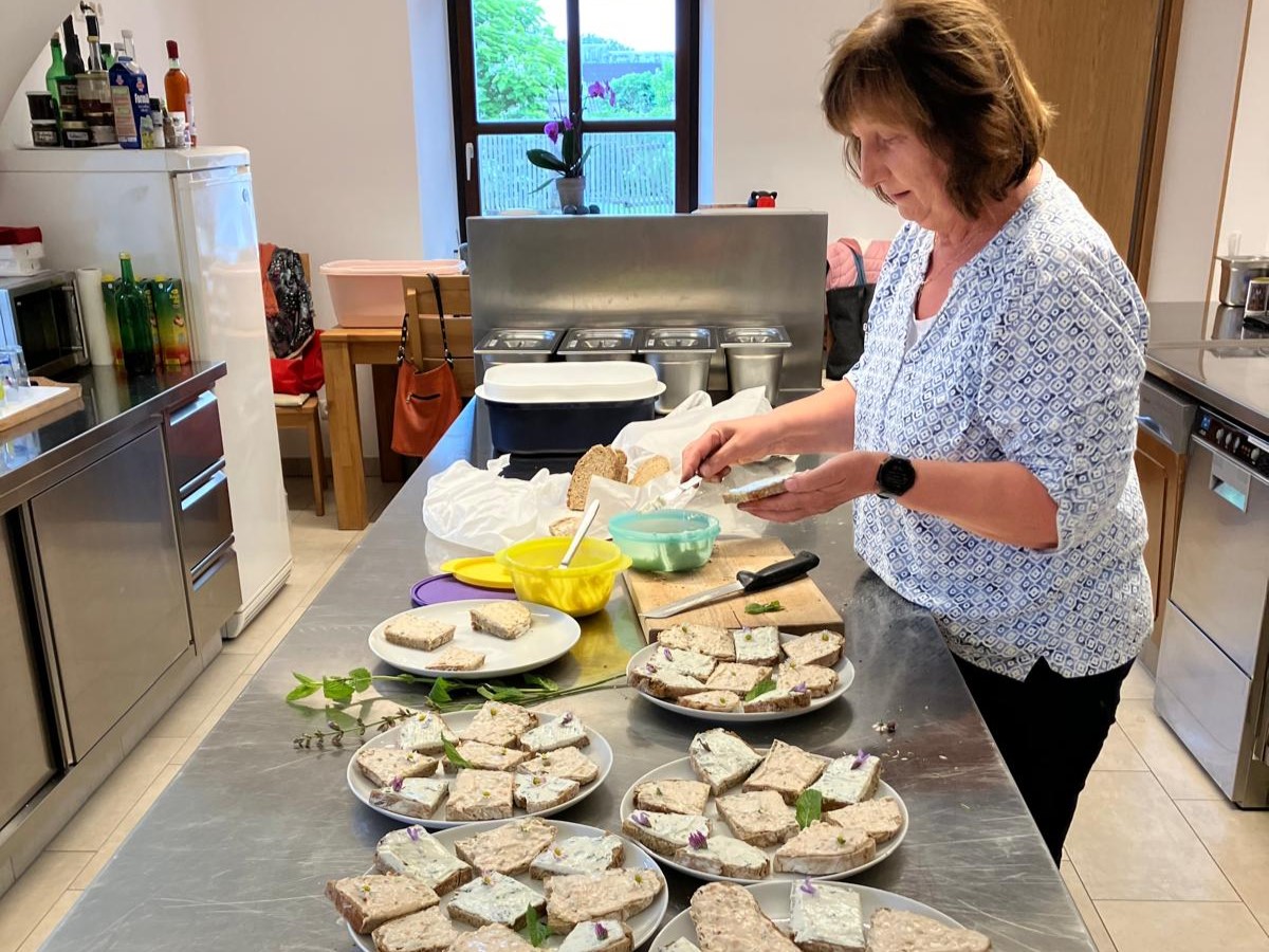 Begnung mir Kräutern im Juni / Anna Gruber-Schreiner