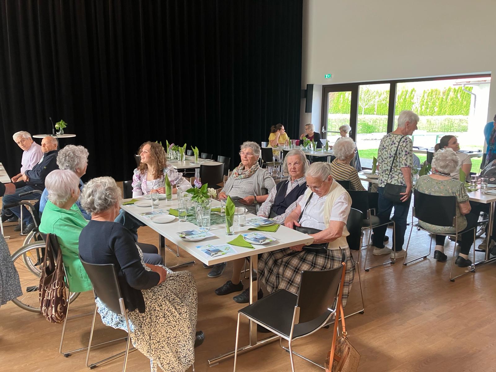 in Gemeinschaft wohl fühlen / Anna Gruber Schreiner