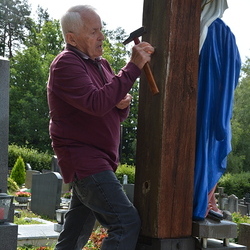 Rupert Koch befestigt die Madonna wieder auf ihrem Platz.