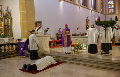 Bischof Wilhelm weihte Fr. Adam Bergmann in der Grazer Franziskanerkirche zum Diakon.